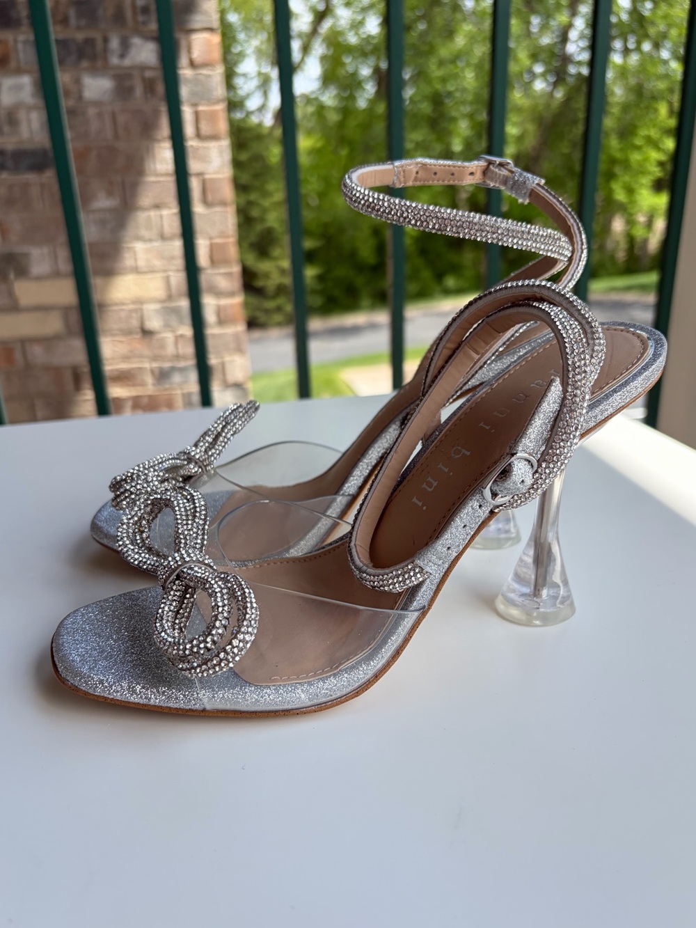🆕🪩 Gianni Bini Rhinestone Bow Clear Heel Sandals Silver Glitter Size 7 Party - Picture 5 of 17